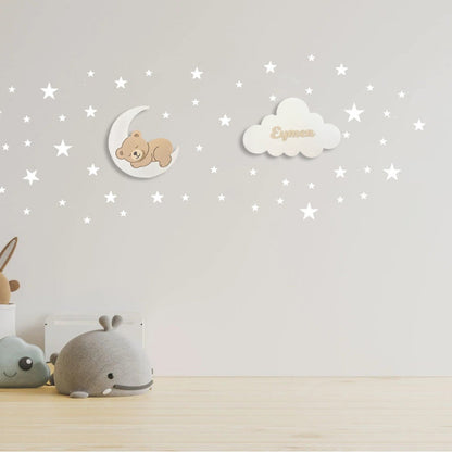 Set personalizado de 2 lámparas infantiles de madera en colores marrón y blanco con osito sobre la luna y nube con nombre, pintadas a mano con pintura a base de agua para habitación infantil.