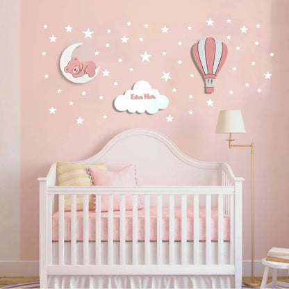 Composición de 3 lámparas infantiles de madera con osito sobre la luna, globo aerostático y nube personalizada con nombre, pintadas a mano con pintura a base de agua para habitación infantil.