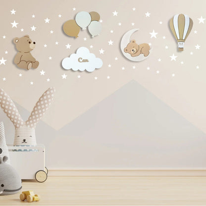 Set de 5 lámparas infantiles de madera en colores neutros con osito sentado, globos, nube personalizada con nombre, osito sobre la luna y globo aerostático, pintadas a mano con pintura a base de agua para habitación infantil.