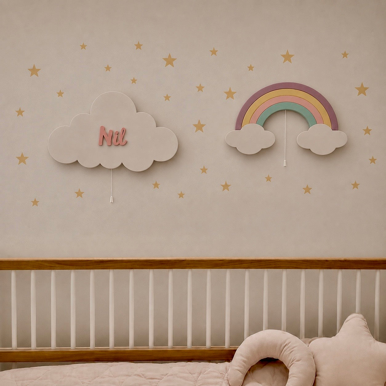 Set de 2 lámparas infantiles con arcoíris y nube personalizada con nombre. Decoración de pared iluminada para habitación de bebé en tonos neutros.