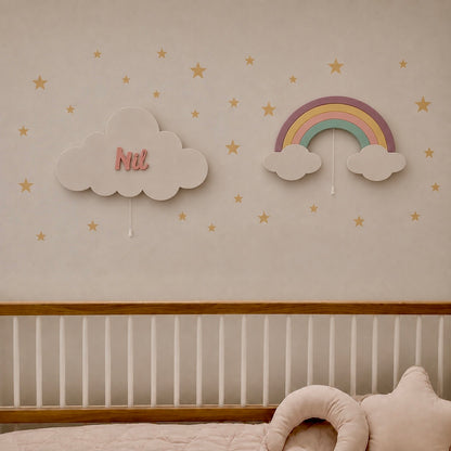 Set de 2 lámparas infantiles con arcoíris y nube personalizada con nombre. Decoración de pared iluminada para habitación de bebé en tonos neutros.
