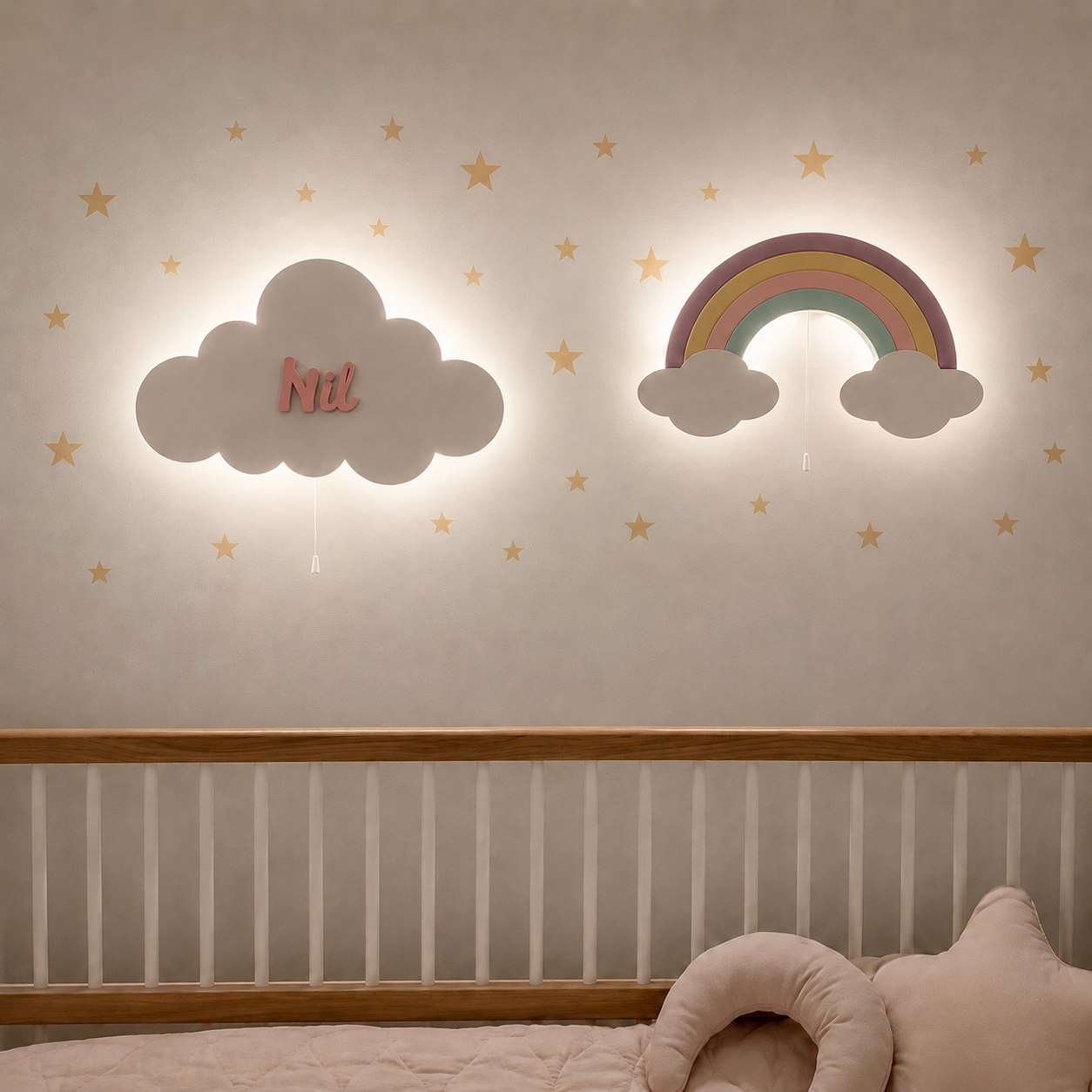 Lámparas infantiles de pared con arcoíris y nube personalizada con nombre para decorar la habitación del bebé. Diseño de madera con luz LED en tonos neutros.