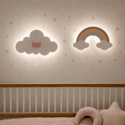 Lámparas infantiles de pared con arcoíris y nube personalizada con nombre para decorar la habitación del bebé. Diseño de madera con luz LED en tonos neutros.