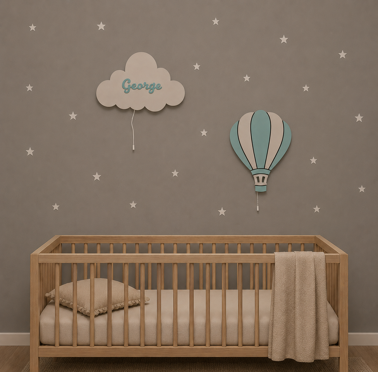 Set de 2 lámparas infantiles con globo aerostático y nube personalizada con nombre. Decoración de pared iluminada para habitación de bebé en tonos neutros.