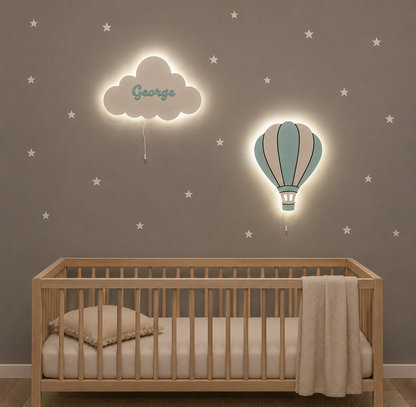 Lámparas infantiles de pared con globo aerostático y nube personalizada con nombre para decorar la habitación del bebé. Diseño de madera con luz LED en tonos neutros.