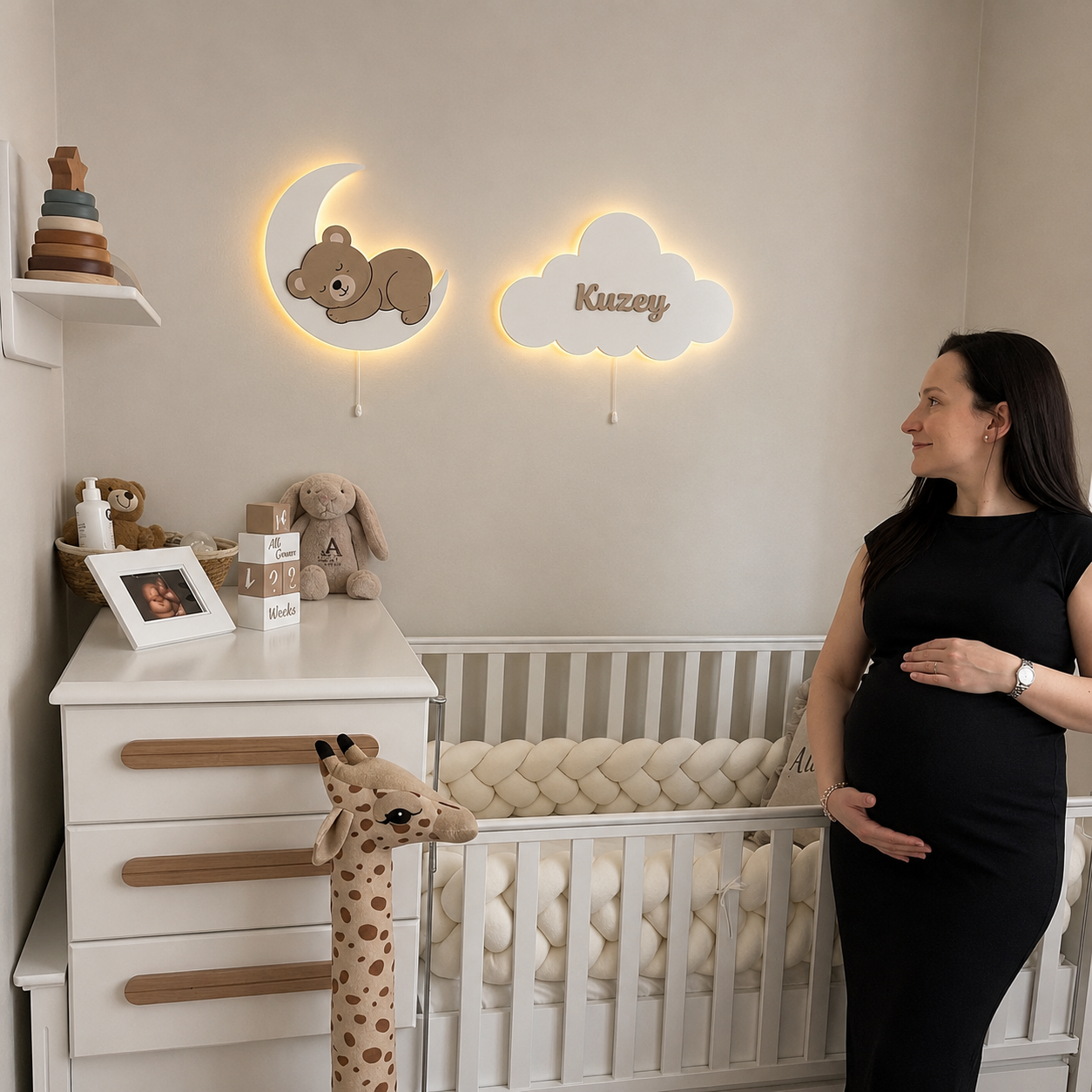 Lámparas infantiles de pared con oso en la luna y nube personalizada con nombre para decorar la habitación del bebé. Diseño de madera con luz LED en tonos neutros.