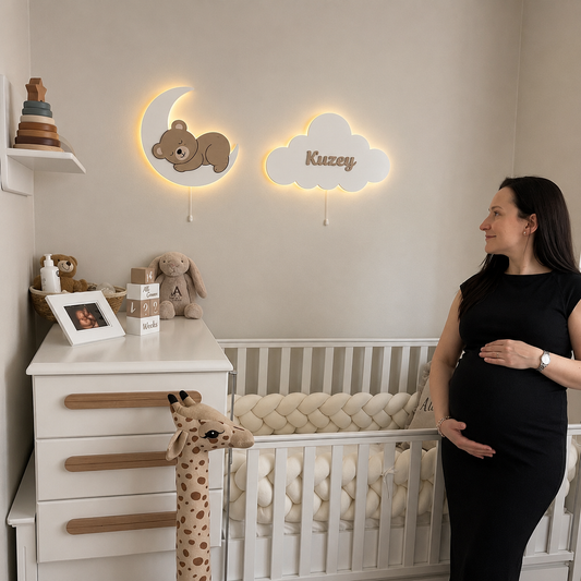 Lámparas infantiles de pared con oso en la luna y nube personalizada con nombre para decorar la habitación del bebé. Diseño de madera con luz LED en tonos neutros.