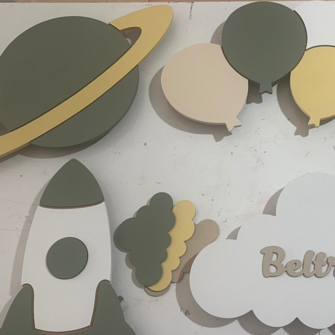 Lámparas de madera infantil con luz led: planeta, nube personalizada y cohete en tonos verde salvia.