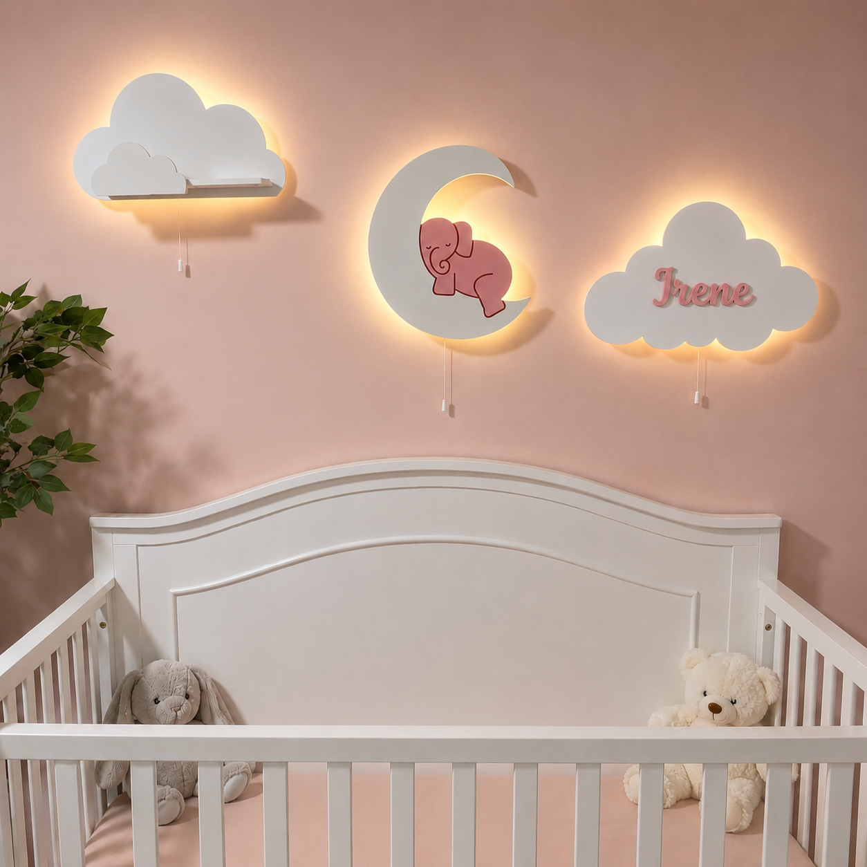Set de 3 lámparas infantiles con estante nube iluminado, elefantito sobre la luna y nube personalizada con nombre. Decoración de pared para habitación de bebé en tonos rosa y blanco.