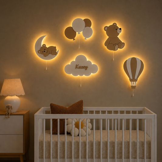 Set de 5 lámparas infantiles de pared con oso en la luna, osito con globos, globo aerostático y nube personalizada con nombre. Decoración iluminada para habitación de bebé en tonos neutros.