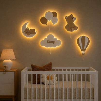 Set de 5 lámparas infantiles de pared con oso en la luna, osito con globos, globo aerostático y nube personalizada con nombre. Decoración iluminada para habitación de bebé en tonos neutros.