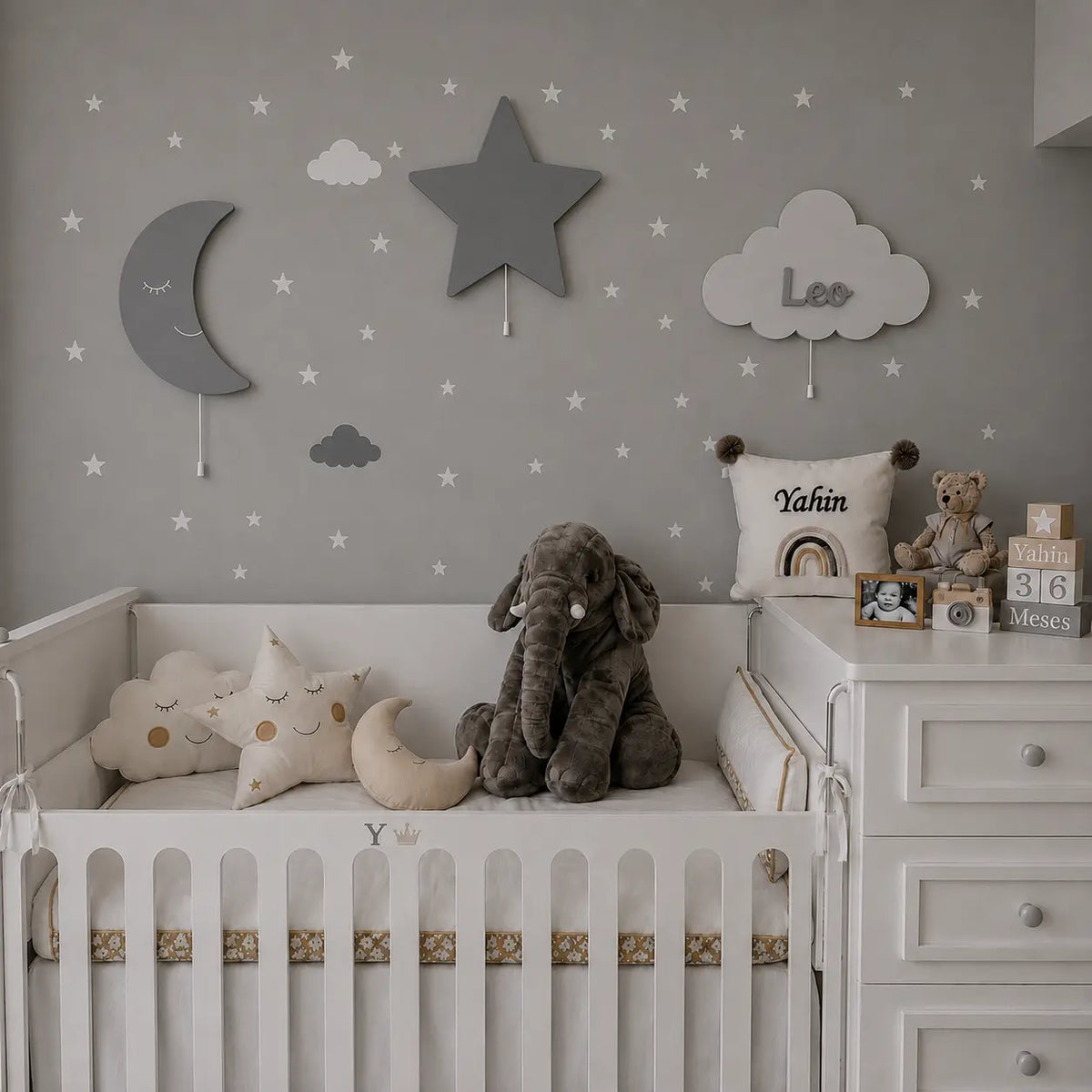 Decoración de habitación de bebé con lámparas infantiles de luna, estrellas y nube personalizada con nombre en colores neutros.
