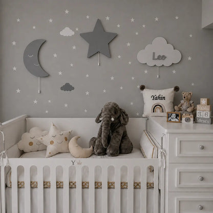 Decoración de habitación de bebé con lámparas infantiles de luna, estrellas y nube personalizada con nombre en colores neutros.
