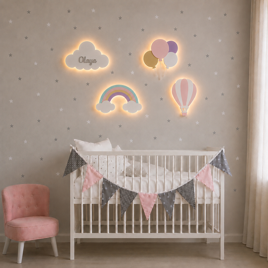 Set de 4 lámparas infantiles con nube personalizada con nombre, arcoíris, globos y globo aerostático para habitación de bebé.