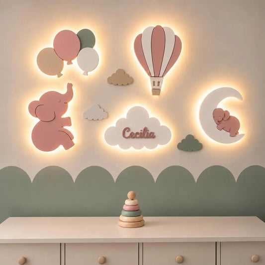 Conjunto de lámparas de pared LED infantiles con elefante, globo aerostático, globos, luna y nubes, incluyendo una nube personalizada con el nombre. Decoración cálida y acogedora para una habitación infantil.